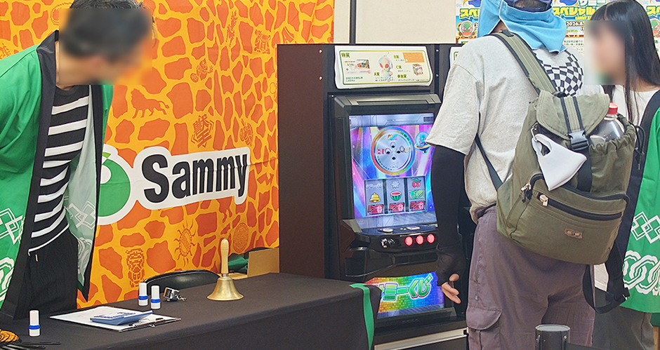 サミーくじを楽しむ来場者